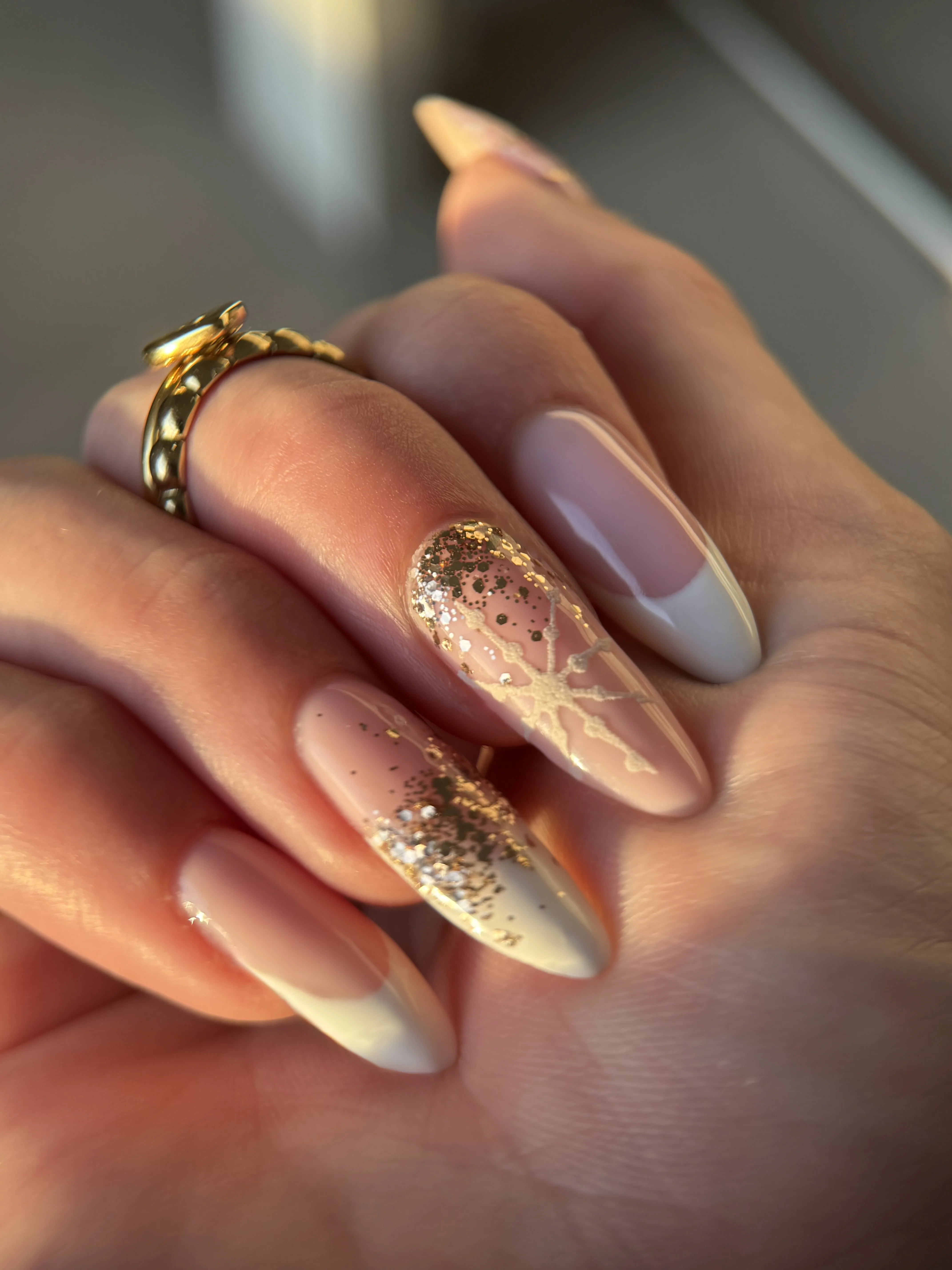 Detailopname van verzorgde nagels met zachte belichting
